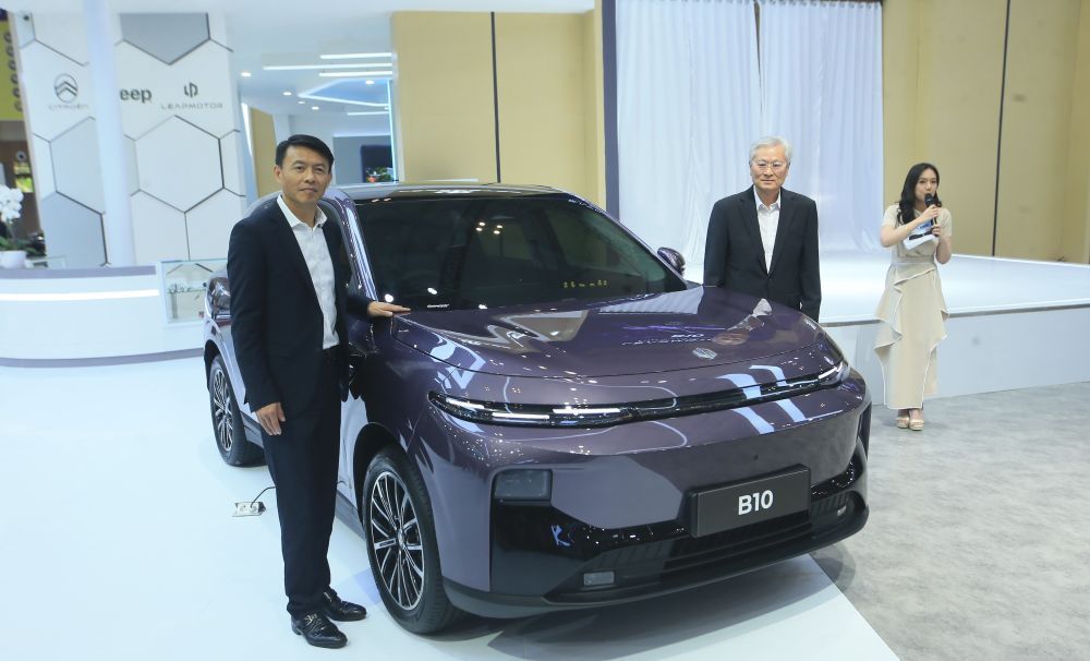 CEO Leapmotor International Tianshu Xin (kiri) bersama CEO PT Indomobil National Distributor Tan Kim Piauw berfoto dengan mobil Leapmotor B10 di GIIAS 2026, BSD City, Tangerang, Rabu (29/7/2026). (Foto: Dok/Istimewa)