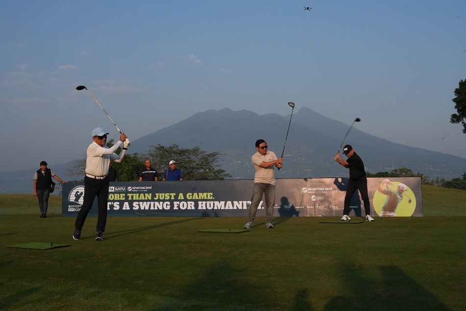 Saleh Husin (Managing Director Sinarmas), Timothy Ivan Triyono (Deputi II Bakom RI), dan Esmal Diansyah (Direktur Bisnis di B-Universe) melakukan shotgun untuk membuka Sinar Mas Land Satu Golf for Charity 2026.