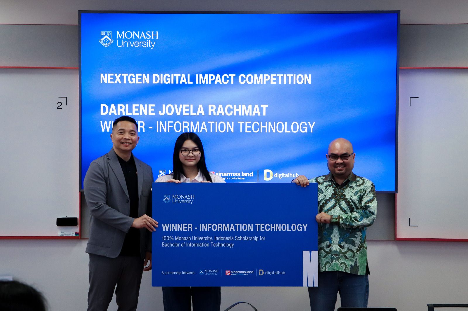 Tirrel Aulia (VP Education Business Development and Relationship Sinar Mas Land) dan Dr. Arif Perdana (Associate Professor, Data Science at Monash University Indonesia) secara simbolis menyerahkan beasiswa pendidikan dari Sinar Mas Land kepada Darlene Jovela Rachmat, pemenang kategori Information Technology melalui karya ilmiah berjudul &ldquo;The Digital Divide in Healthcare: How Accessible is AI in Rural Indonesia?&rdquo;. Sebagai pemenang, Darlene berhak memperoleh beasiswa penuh 100% untuk menempuh pendidikan jenjang Sarjana Strata 1 (S1) di Monash University Indonesia.