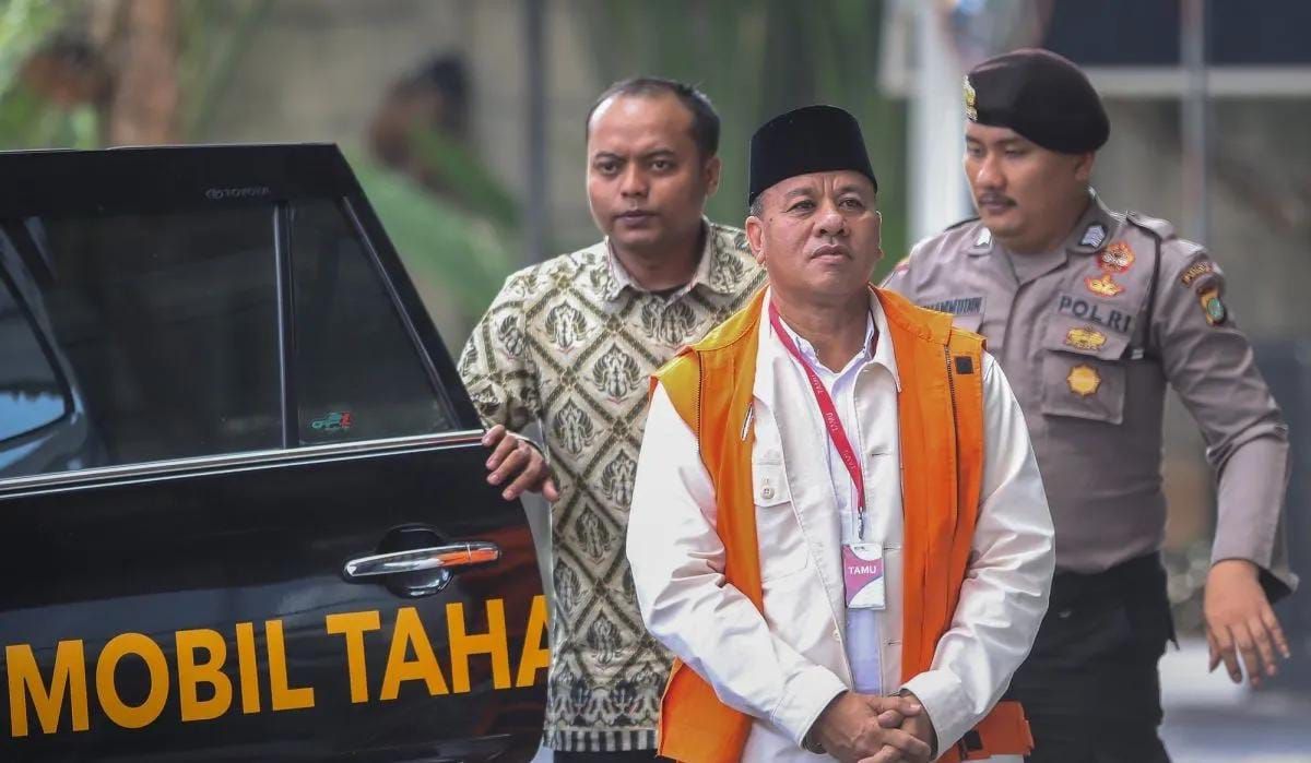 Tersangka kasus dugaan suap jual beli jabatan sekretaris daerah, Suhardiman Amby (tengah) berjalan menuju mobil tahanan usai menjalani pemeriksaan di Gedung Merah Putih KPK, Jakarta, Jumat, 17 Juli 2026. KPK melakukan pemeriksaan lanjutan terhadap Bu <b>(Antara)</b>