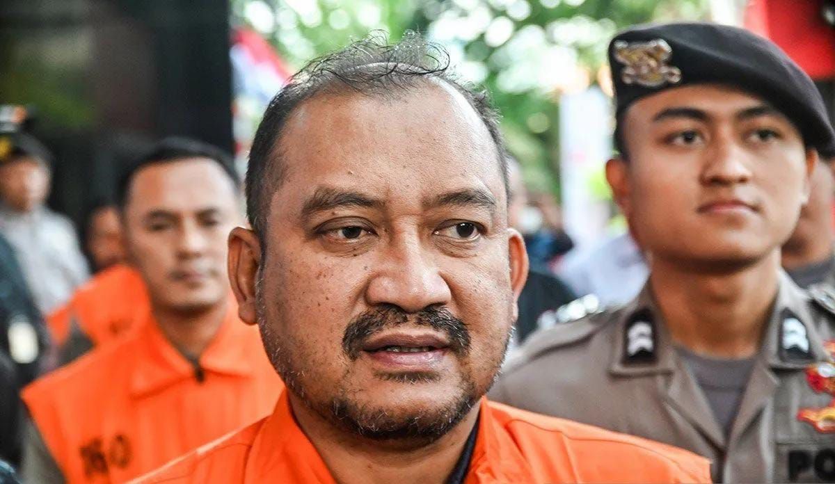 Bupati Pemalang Anom Widiyantoro (tengah) berjalan menuju mobil tahanan usai menjalani pemeriksaan di Gedung Merah Putih KPK, Jakarta <b>(Antara)</b>