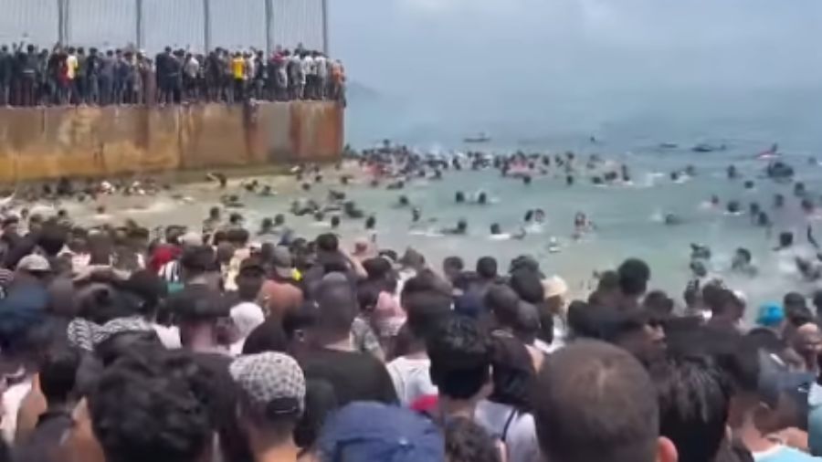 Ribuan Migran Maroko Nekat Berenang ke Spanyol <b>(Instagram @wj._com)</b>