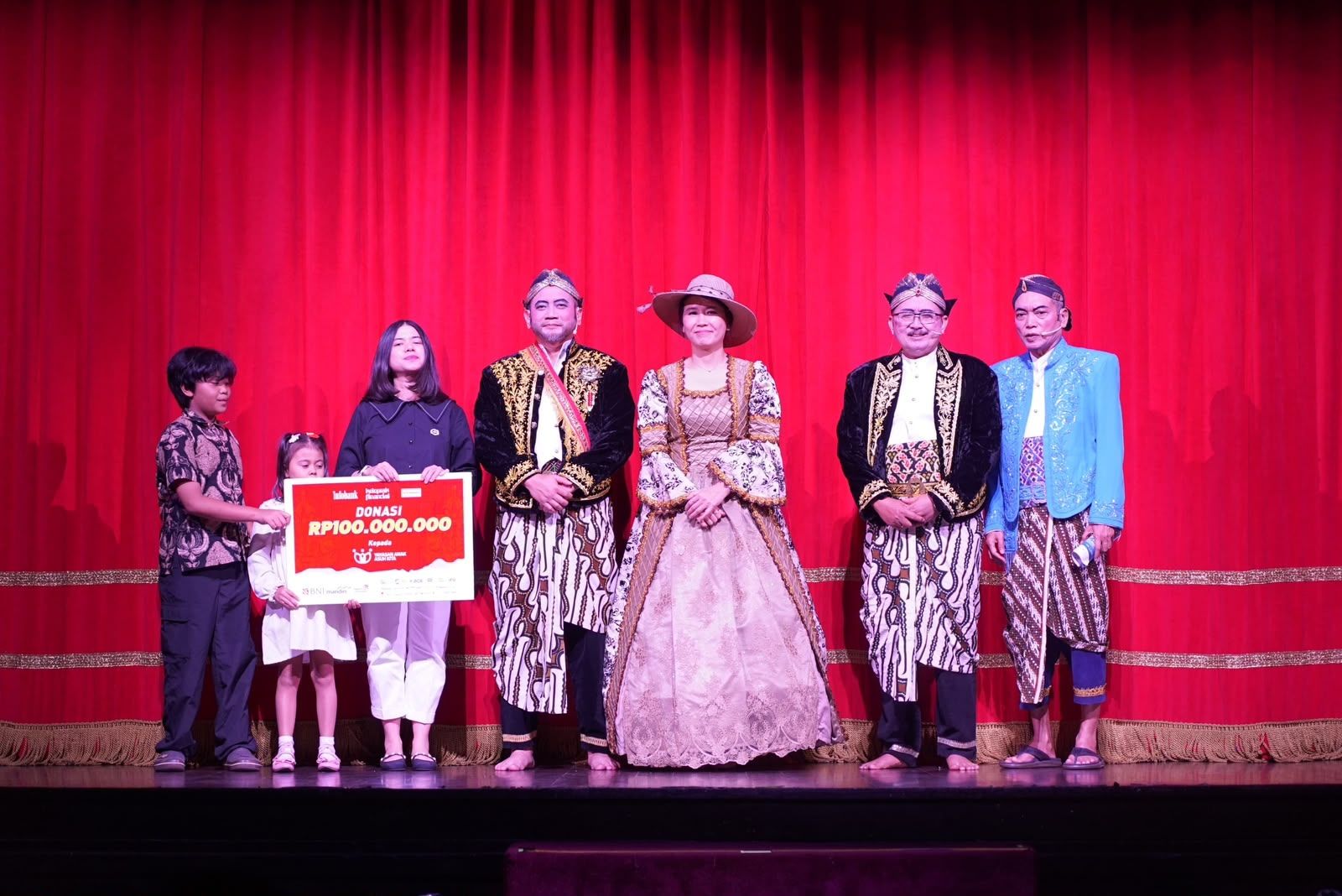 Penyerahan donasi simbolis sebesar Rp100 juta kepada Yayasan Anak Asuh Kita dalam rangka Pagelaran Ketoprak Financial  <b>(indonesia media network)</b>