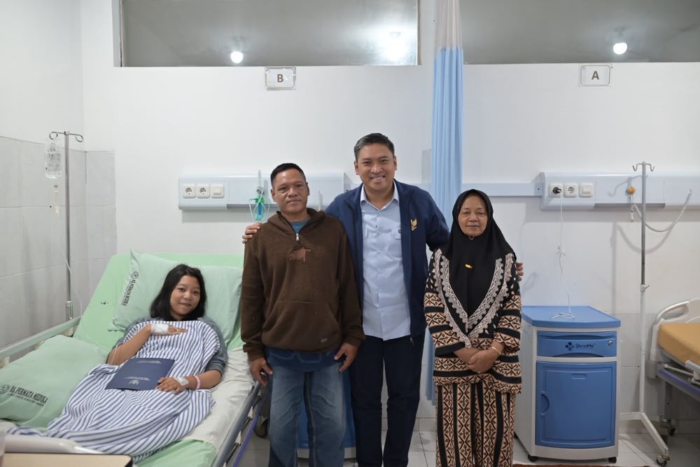 Kepala Badan Gizi Nasional (BGN), Sudaryono, menjenguk para korban dugaan keracunan Makan Bergizi Gratis (MBG) di Kota Semarang, Sabtu (1/8/2026)