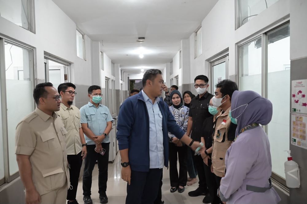 Kepala Badan Gizi Nasional (BGN), Sudaryono, menjenguk para korban dugaan keracunan Makan Bergizi Gratis (MBG) di Kota Semarang, Sabtu (1/8/2026)