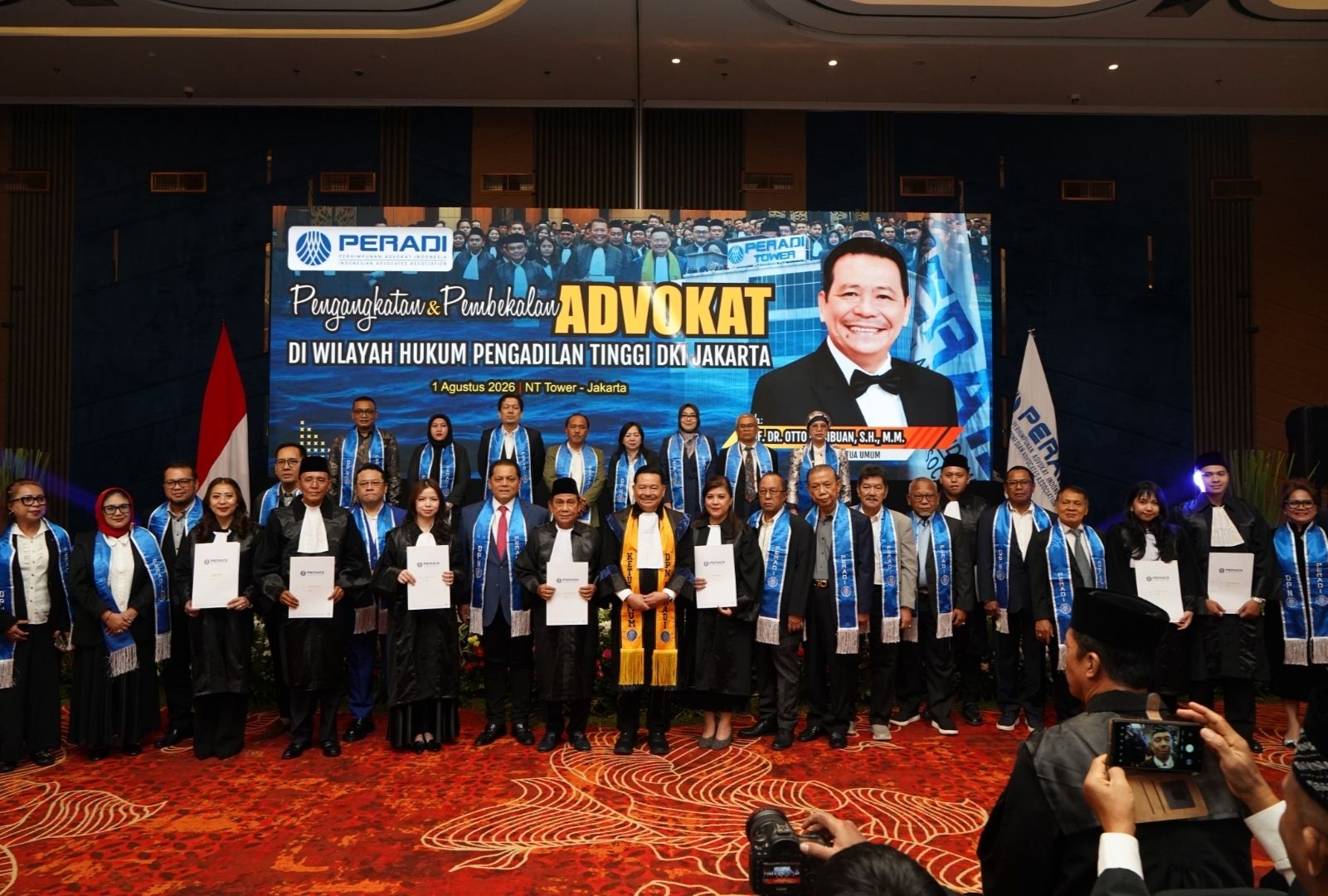 Ketua Umum DPN Peradi Otto Hasibuan pimpin pengangkatan 650 advokat baru. 