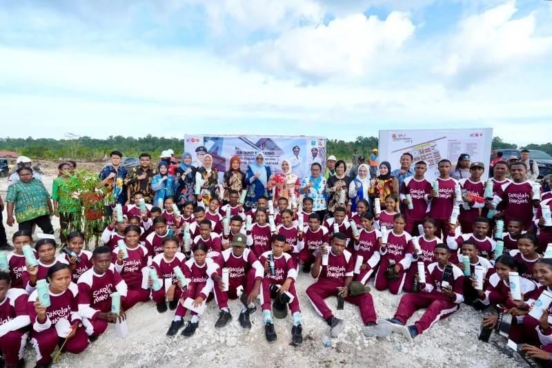 Mendagri Tito Karnavian bersama Ketum TP PKK Tri Tito Karnavian berfoto bersama-sama anak di Sekolah Rakyat, Kabupaten Biak Numfor, Papua, Sabtu (1/8/2026). <b>(Antara)</b>