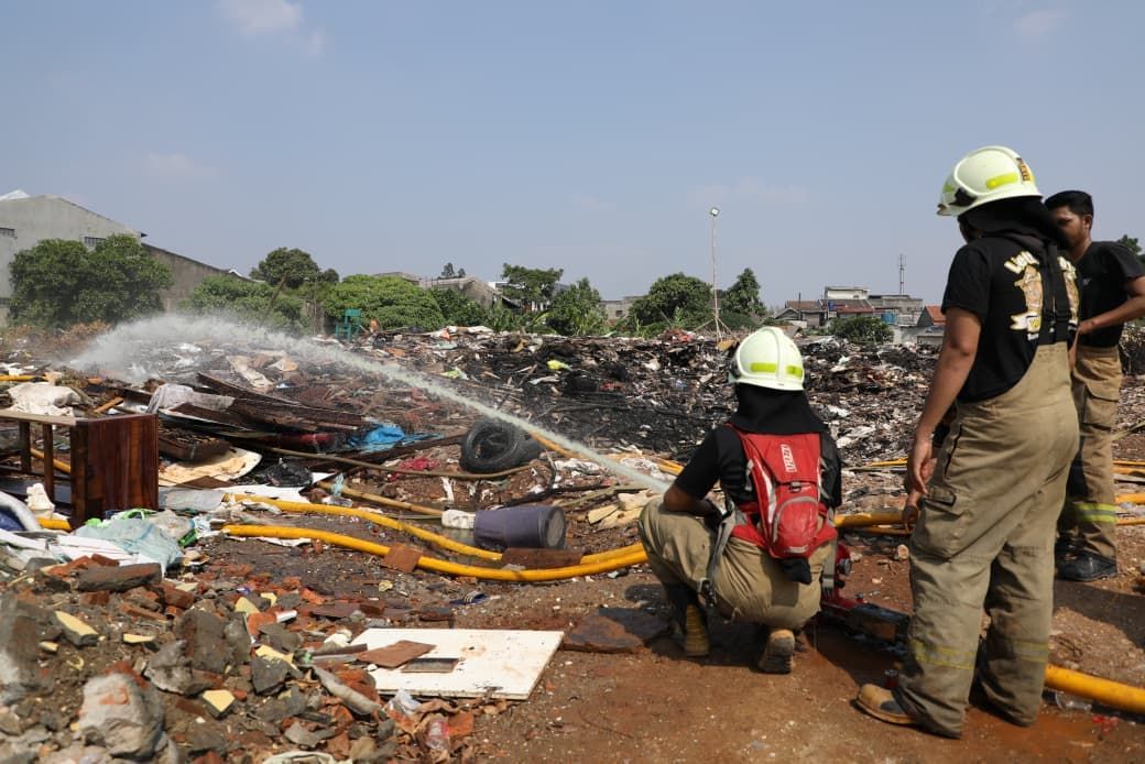 Kebakaran tumpukan sampah di Jalan Penggilingan Baru, Kelurahan Dukuh, Kecamatan Kramat Jati, Jakarta Timur, Minggu (2/8/2026) <b>(Pemprov DKI)</b>