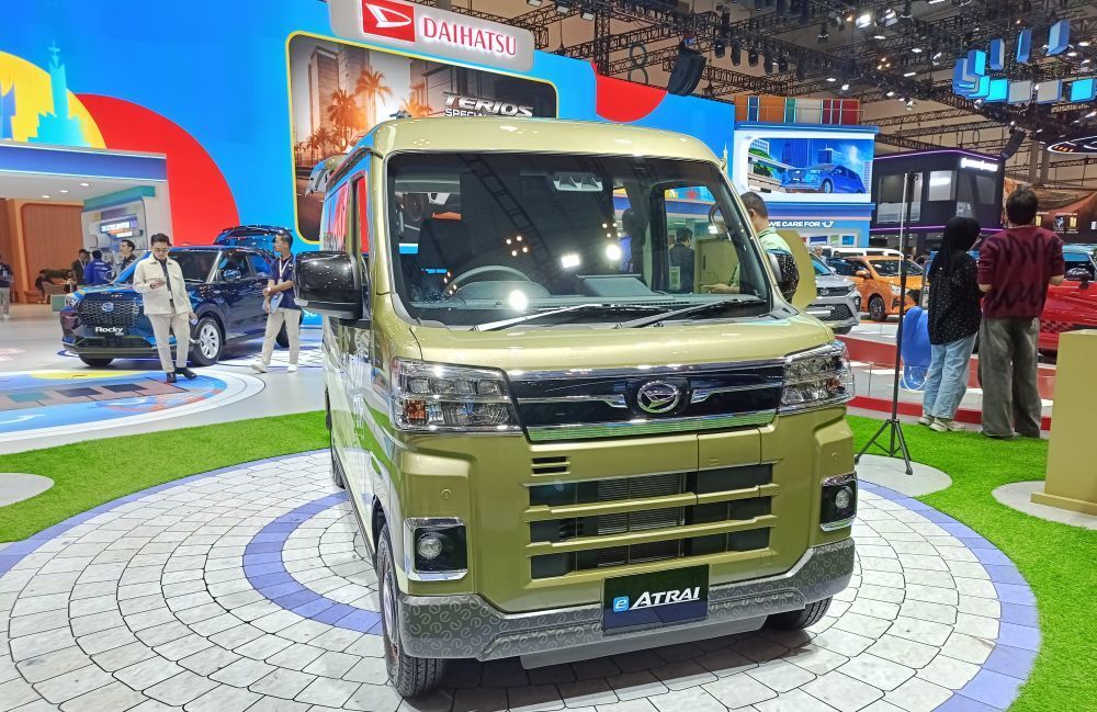 Daihatsu juga memamerkan e-ATRAI, mobil listrik pertama Daihatsu yang mulai dipasarkan di Jepang sejak Februari 2026. (Foto: Adiantoro/NTV) 