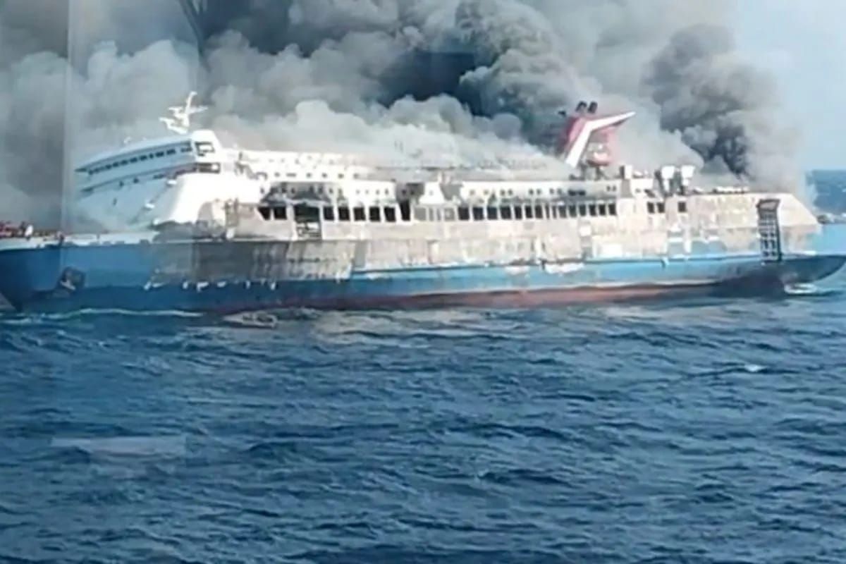 Tangkapan layar - KM Mutiara Sentosa II yang terbakar di perairan Laut Jawa, Minggu, 2 Agustus 2026. <b>(Antara)</b>