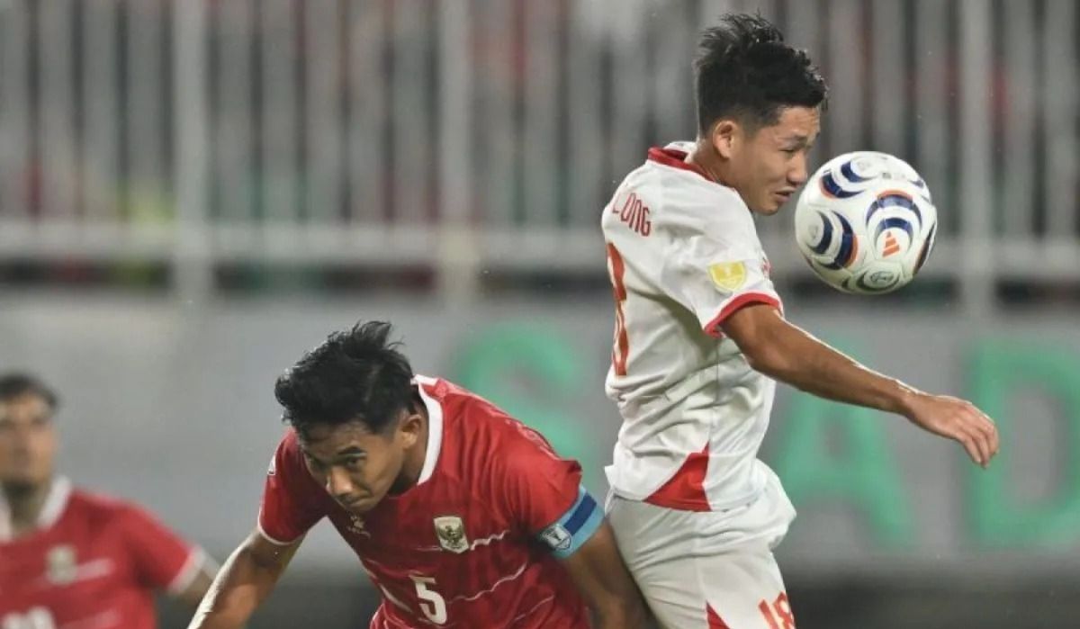 Pesepak bola Timnas Indonesia Rizky Ridho Ramadhani (kiri) berebut bola dengan pesepak bola Timnas Vietnam Nguyen Hai Long (kanan) pada pertandingan Grup A Piala AFF 2026 di Stadion Pakansari, Kabupaten Bogor, Jawa Barat, Senin, 3 Agustus 2026. <b>(Antara)</b>