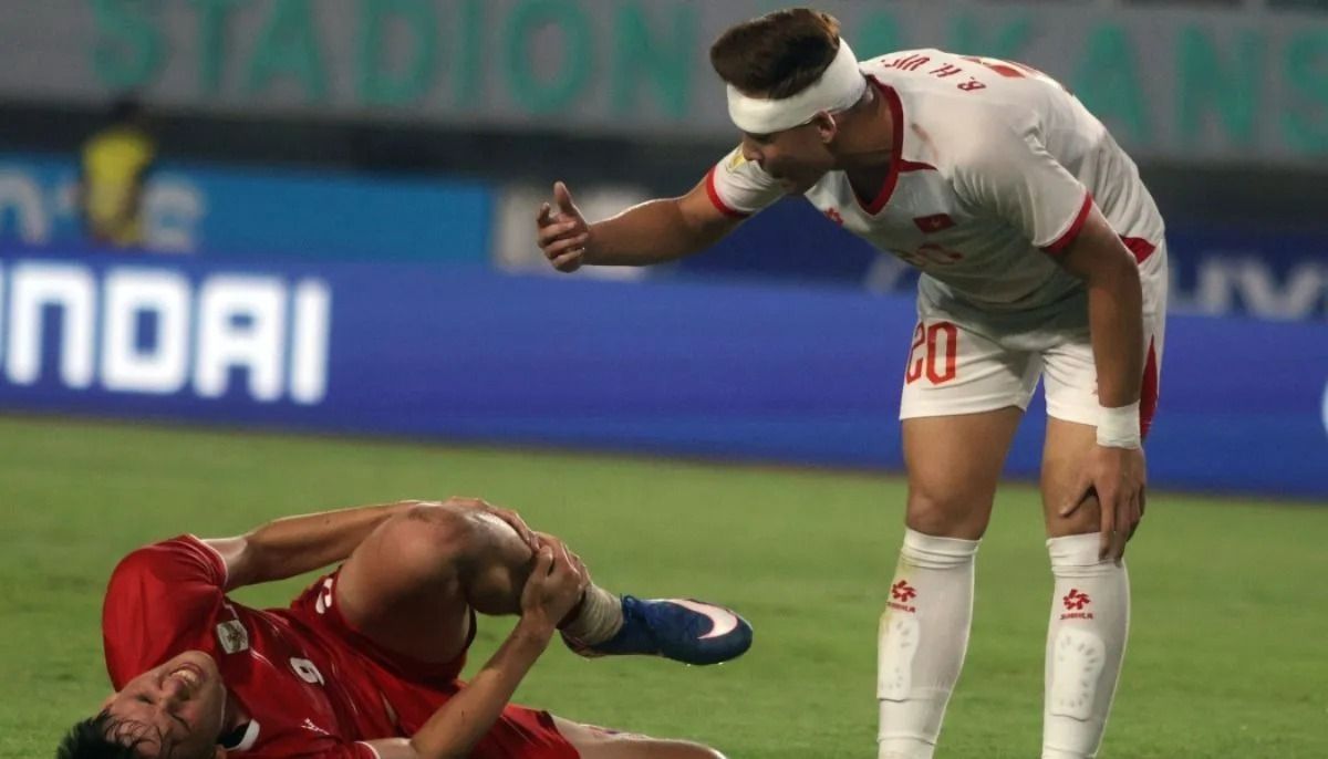 Pesepak bola Timnas Indonesia Mitchell Lee Baker (kiri) dijatuhkan pesepak bola Timnas Vietnam Huang Viet Anh Bul (kanan) pada pertandingan Grup A Piala AFF 2026 di Stadion Gelora Pakansari, Kabupaten Bogor, Jawa Barat, Senin, 3 Agustus 2026. Timnas  <b>(Antara)</b>