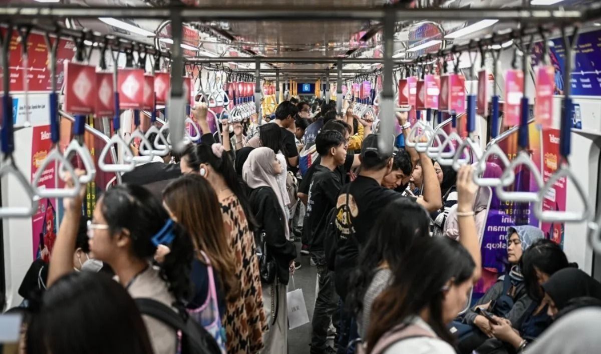 Penumpang menaiki Moda Raya Terpadu (MRT) Jakarta di Stasiun BNI Dukuh Atas, Jakarta, Jumat, 3 Juli 2026. Badan Pusat Statistik (BPS) DKI Jakarta mencatat jumlah penumpang angkutan umum di Jakarta meningkat secara tahunan pada Mei 2026, dengan rincia <b>(Antara)</b>