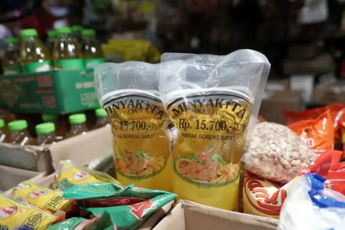 Ilustrasi - Produk minyak goreng kemasan rakyat atau yang dikenal dengan Minyakita. <b>(Antara)</b>