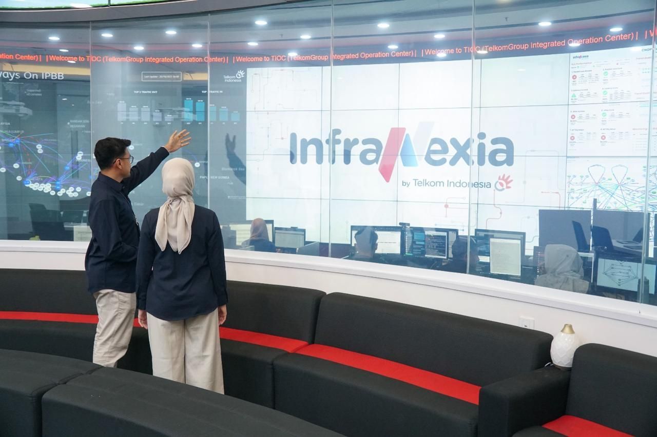 Aktivitas pemantauan jaringan di TelkomGroup Integrated Operation Center (TIOC) PT Telkom Infrastruktur Indonesia (InfraNexia). Perusahaan membukukan kinerja positif pada semester I 2026 sebagai bagian dari transformasi TelkomGroup untuk memperkuat infrastruktur digital nasional. <b>(PT.Telkom)</b>