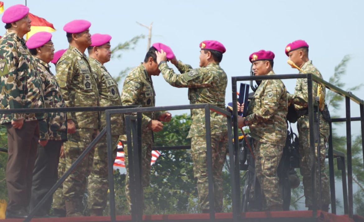 Wakil Panglima TNI dan Sejumlah Pejabat Negara Terima Warga Kehormatan dan Brevet Korps Marinir <b>(PUSPEN TNI)</b>