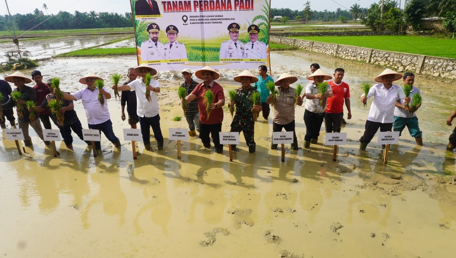 Menteri Pertanian Andi Amran Sulaiman dan petani. <b>(Istimewa)</b>
