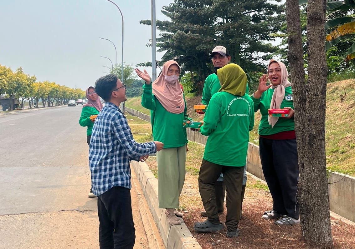 Semangat berbagi kembali digaungkan BRI. Melalui program "Jumat Berkah", BRI Cabang Bekasi Harapan Indah membagikan nasi box kepada masyarakat sekitar kantor. <b>(BRI BEKASI)</b>