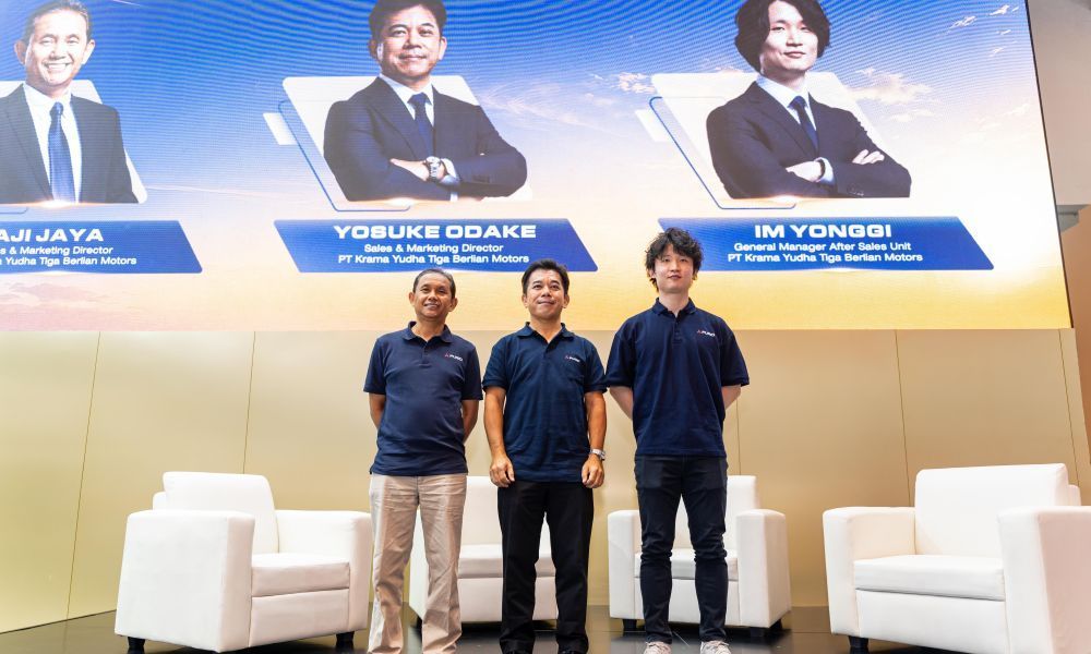 Sales and Marketing Director PT Krama Yudha Tiga Berlian Motors, Aji Jaya (kiri). (Foto: Dok/Istimewa/KTB) 