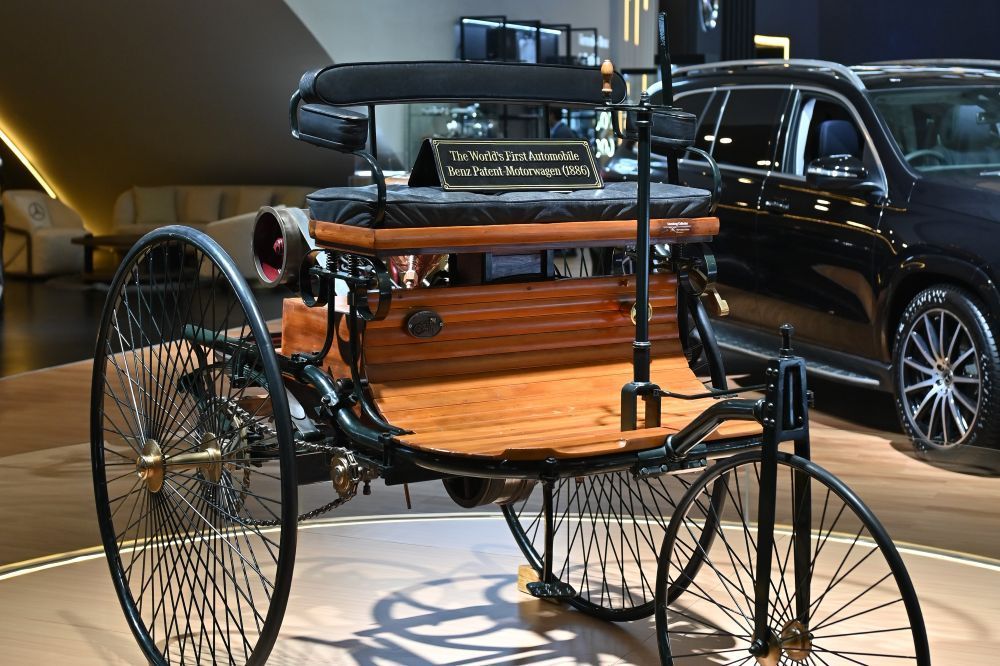 Perjalanan inovasi Mercedes-Benz dimulai pada 1886 ketika Karl Benz mematenkan Benz Patent-Motorwagen, kendaraan yang diakui sebagai mobil pertama di dunia. (Foto: Dok/Istimewa) 