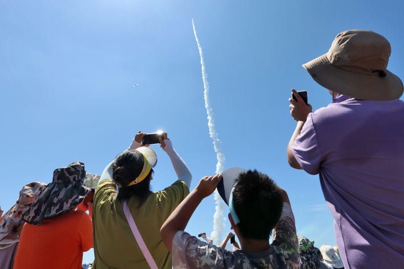 Warga menyaksikan roket pengangkut Jielong-3 Y12 yang membawa satelit hiperspektral kembar Oriental Smart Eye (OSE), yakni Hyperspectral-01 dan Hyperspectral-02, lepas landas dari perairan lepas pantai Kota Haiyang, Provinsi Shandong, China timur, pada 5 Agustus 2026. Satelit OSE Hyperspectral-01, yang diberi nama  <b>(Antara)</b>
