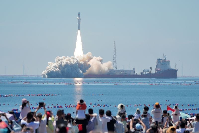 Roket pengangkut Jielong-3 Y12 lepas landas dari perairan lepas pantai Kota Haiyang, Provinsi Shandong, China timur, pada 5 Agustus 2026. Roket tersebut membawa satelit hiperspektral kembar Oriental Smart Eye (OSE), yakni Hyperspectral-01 dan Hyperspectral-02, ke orbit yang telah ditentukan. Satelit OSE Hyperspectral-01, yang diberi nama  <b>(Antara)</b>