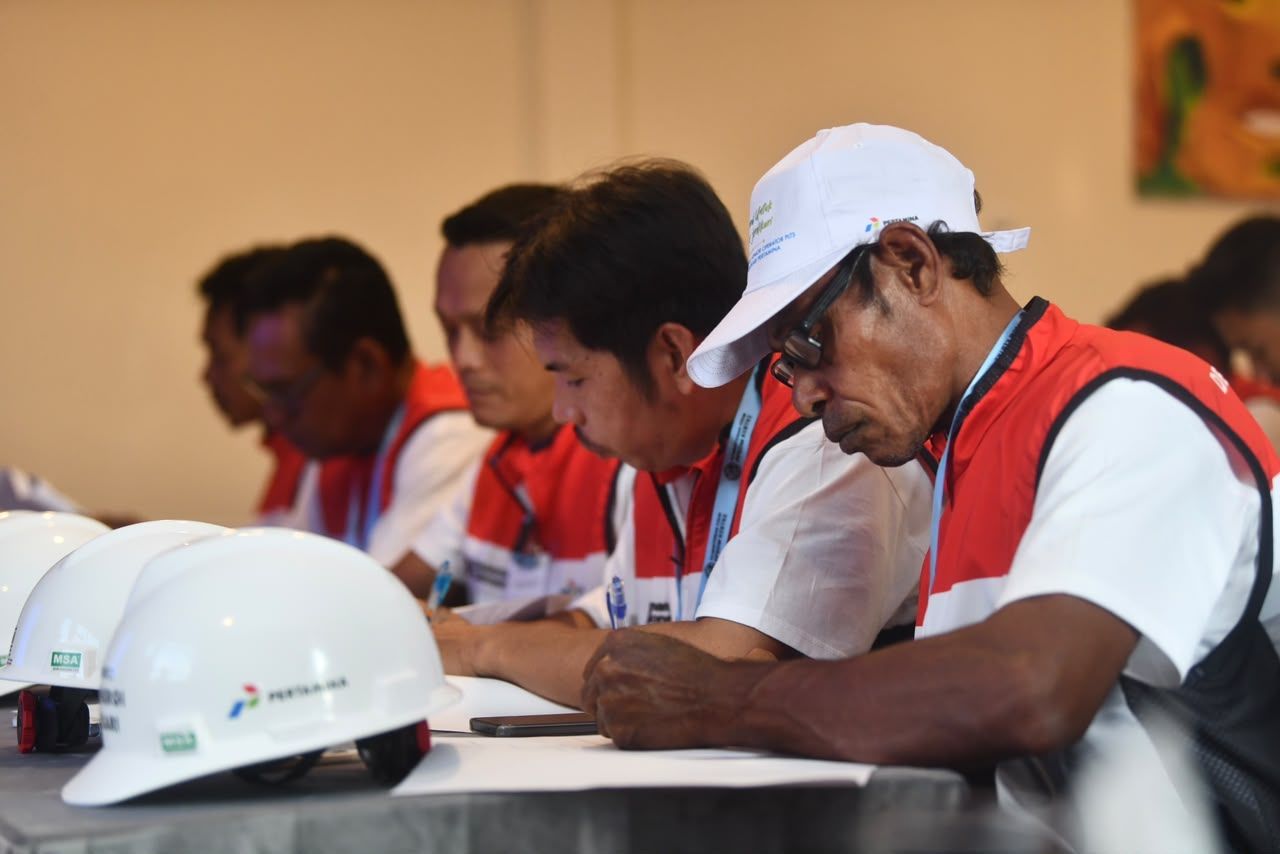 Sejumlah peserta  mengikuti kegiatan ujian tertulis saat kegiatan Sertifikasi Lokal Hero Program Desa Energi  Berdikari Pertamina yang diselenggarakan di Balkondes Wringin Putih, Borobudur, Magelang, Jawa Tengah pada Kamis (6/8/2026). <b>(Pertamina)</b>
