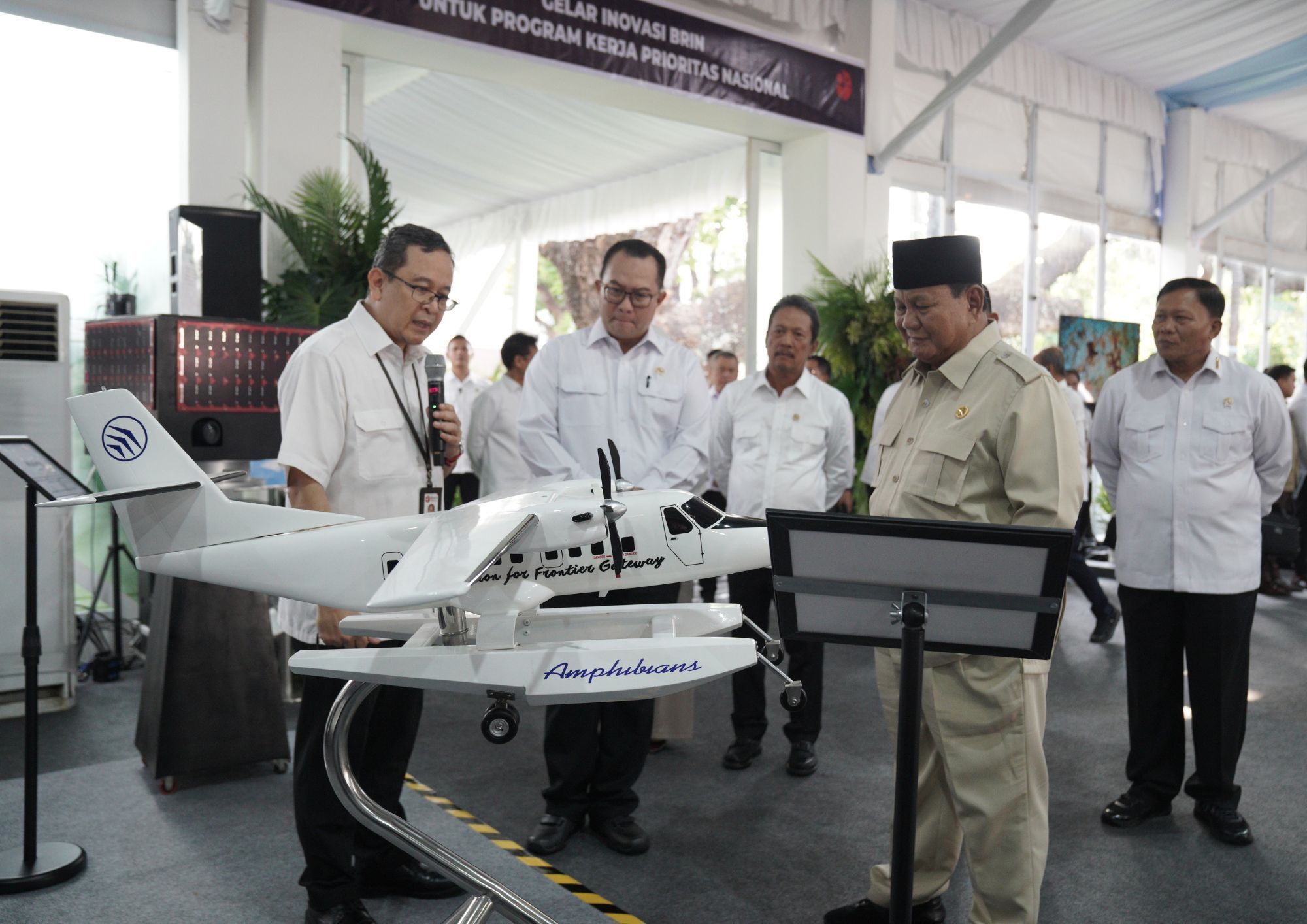 Prabowo Subianto meninjau inovasi teknologi berbasis kecerdasan artifisial (AI) yang dipamerkan Badan Riset dan Inovasi Nasional (BRIN) di Kompleks Istana Kepresidenan, Jakarta, Kamis (6/8/2026). <b>(BAKOM RI)</b>