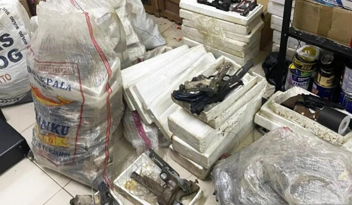 Temuan sejumlah senjata api dan airsoft gun di salah satu ruangan yayasan sekolah swasta di kawasan Pondok Pinang, Kebayoran Lama, Jakarta Selatan <b>(Antara)</b>