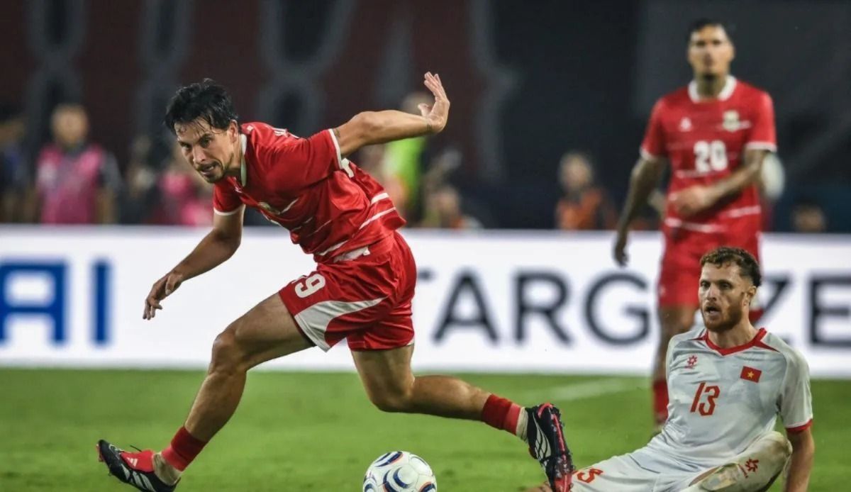Herdman ingatkan Singapura: Kalian hadapi tim terluka dan sangat lapar Gelandang timnas Indonesia Thom Haye (kiri) berebut bola dengan pesepak bola Timnas Vietnam Tai Loc Nguyen (kanan) pada pertandingan Grup A Piala AFF 2026 di Stadion Gelora Pakans <b>(Antara)</b>