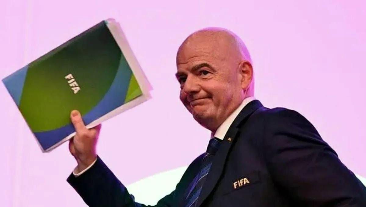 Arsip foto - Presiden FIFA Gianni Infantino tiba untuk menghadiri konferensi pers menjelang pertandingan perebutan tempat ketiga dan laga final Piala Dunia FIFA Qatar 2022 di Pusat Media Utama pada 16 Desember 2022 di Doha, Qatar. <b>(Antara)</b>