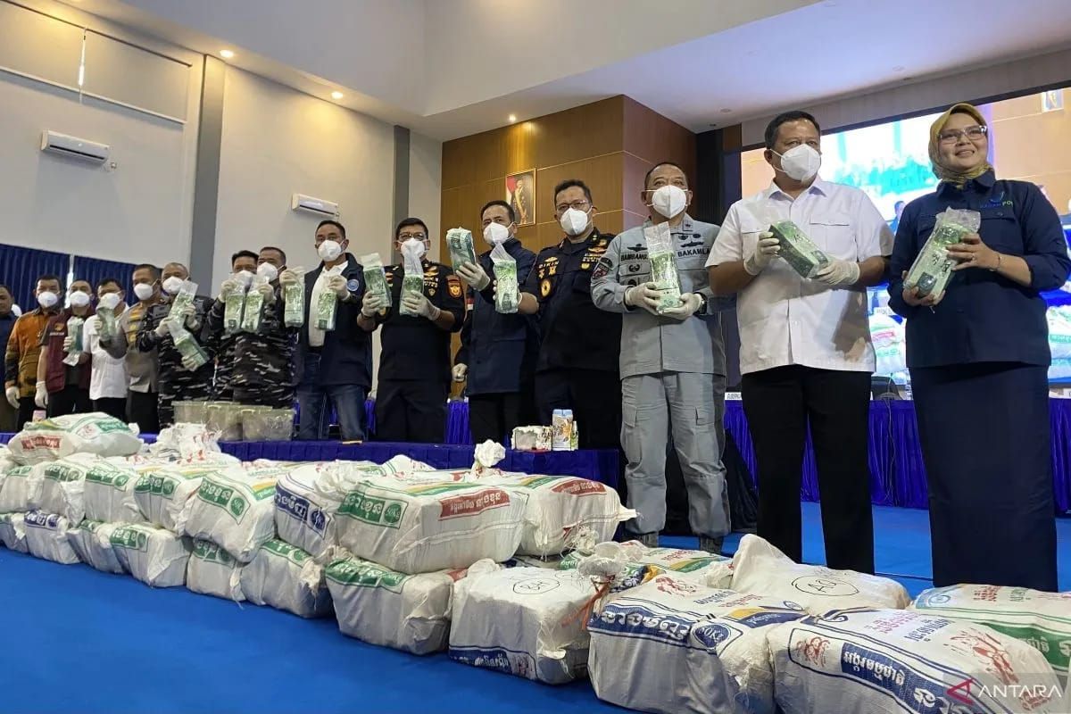 Jajaran TNI AL, BNN RI dan Bea Cukai dengan barang bukti pada Konferensi Pers TNI AL tentang penggagalan penyelundupan narkoba jenis ketamin sejumlah 1,3 ton MV. King Sun yang digelar di Makodaeral IV TNI AL di Batam, Kepri <b>(Antara)</b>
