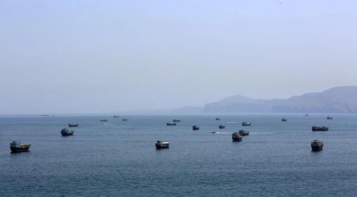 Aktivitas kapal di perairan Selat Hormuz di dekat Khasab, sebuah kota kecil di wilayah utara Oman <b>(Antara)</b>