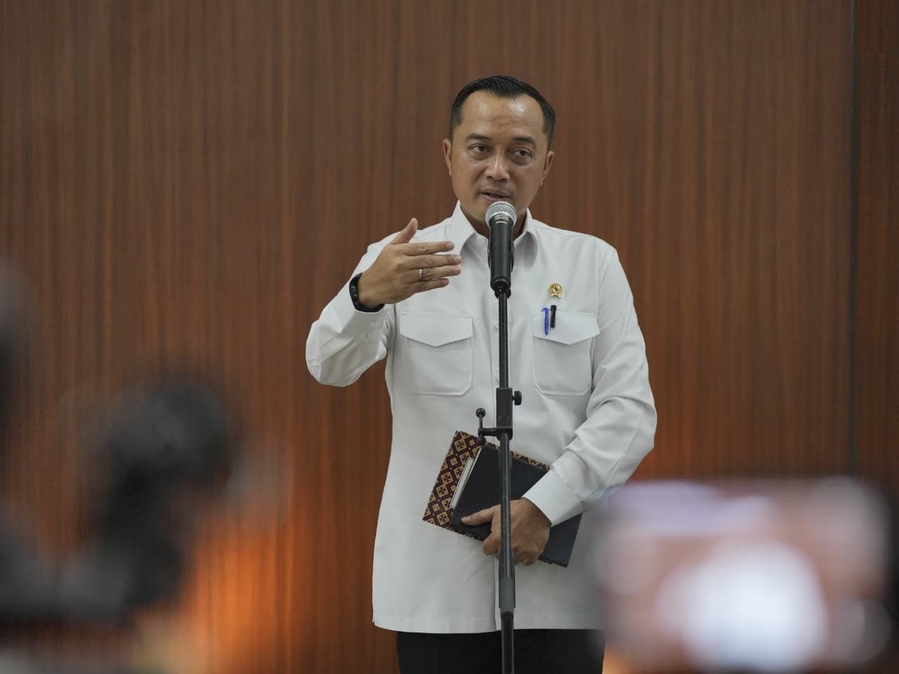 Menteri Sekretaris Negara (Mensesneg) Prasetyo Hadi saat memberikan keterangan dalam konferensi pers di Jakarta, Senin (10/8/2026), terkait tingginya antusiasme masyarakat mengikuti upacara HUT ke-81 Kemerdekaan RI di Kompleks Istana Kepresidenan.