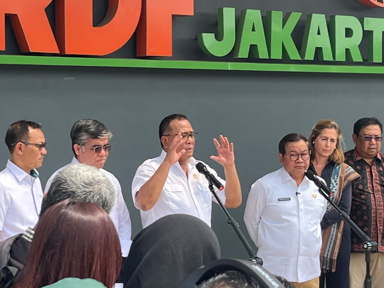 Menteri Lingkungan Hidup (LH) Mohammad Jumhur Hidayat (tengah) <b>(NTVNews.id/Adiansyah)</b>