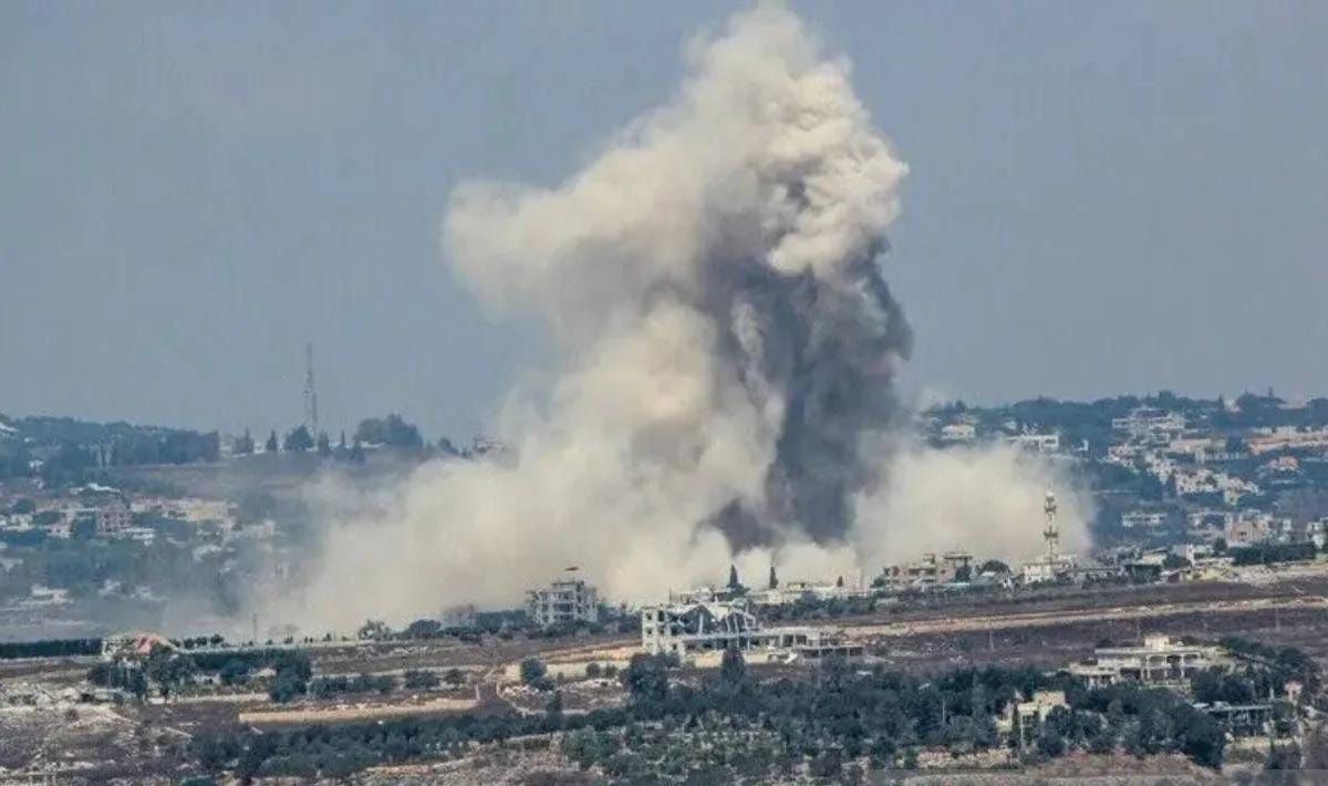 Asap membubung setelah pasukan Israel menghancurkan sejumlah bangunan menggunakan bahan peledak di kota Kfar Tebnit, Kegubernuran Nabatieh, Lebanon, pada 23 Juli 2026 - meskipun gencatan senjata sedang berlaku. Ledakan tersebut menyebabkan kerusakan  <b>(Antara)</b>