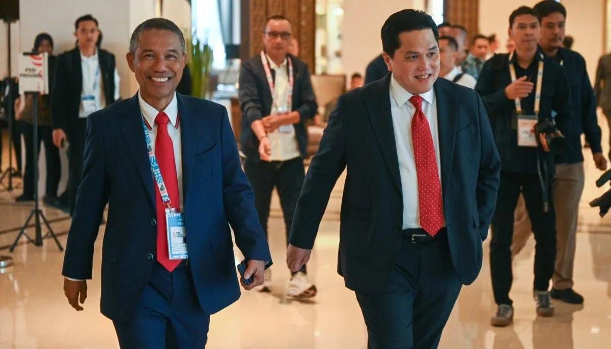 Menpora sekaligus Ketua Umum PSSI Erick Thohir (kanan) dan Sekjen PSSI Yunus Nusi (kiri) berjalan ke ruangan Kongres Biasa PSSI 2026 di Jakarta <b>(Antara)</b>