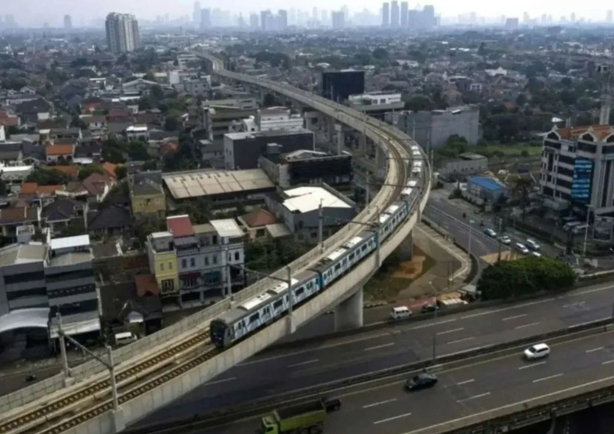 MRT dan sejumlah kendaraan melintas di kawasan Fatmawati, Jakarta Selatan, Jumat (10/4/2020). <b>(Antara)</b>