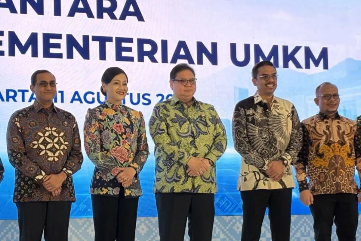 Ketua Dewan Komisioner Otoritas Jasa Keuangan (DK OJK) Friderica Widyasari Dewi (kedua dari kiri), Menteri Koordinator Bidang Perekonomian Airlangga Hartarto (tengah), dan Menteri UMKM Maman Abdurrahman (kedua dari kanan) berfoto bersama dalam kegiat <b>(Antara)</b>
