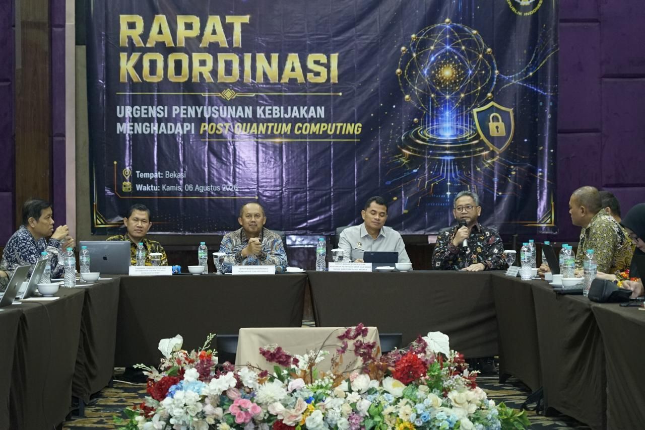 Kemenko Polkam, BSSN, Telkom, serta perwakilan kementerian, lembaga, industri, akademisi, dan komunitas keamanan siber memperkuat kolaborasi nasional melalui Rapat Koordinasi Urgensi Penyusunan Kebijakan Menghadapi Post-Quantum Computing (PQC), Kamis (6/8). 