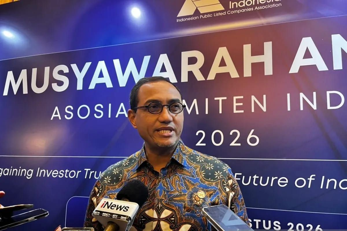 Kepala Eksekutif Pengawas Pasar Modal, Keuangan Derivatif, dan Bursa Karbon Otoritas Jasa Keuangan (OJK) Hasan Fawzi diwawancarai cegat seusai acara Musyawarah Anggota Asosiasi Emiten Indonesia (AEI) 2026 di Jakarta <b>(Antara)</b>