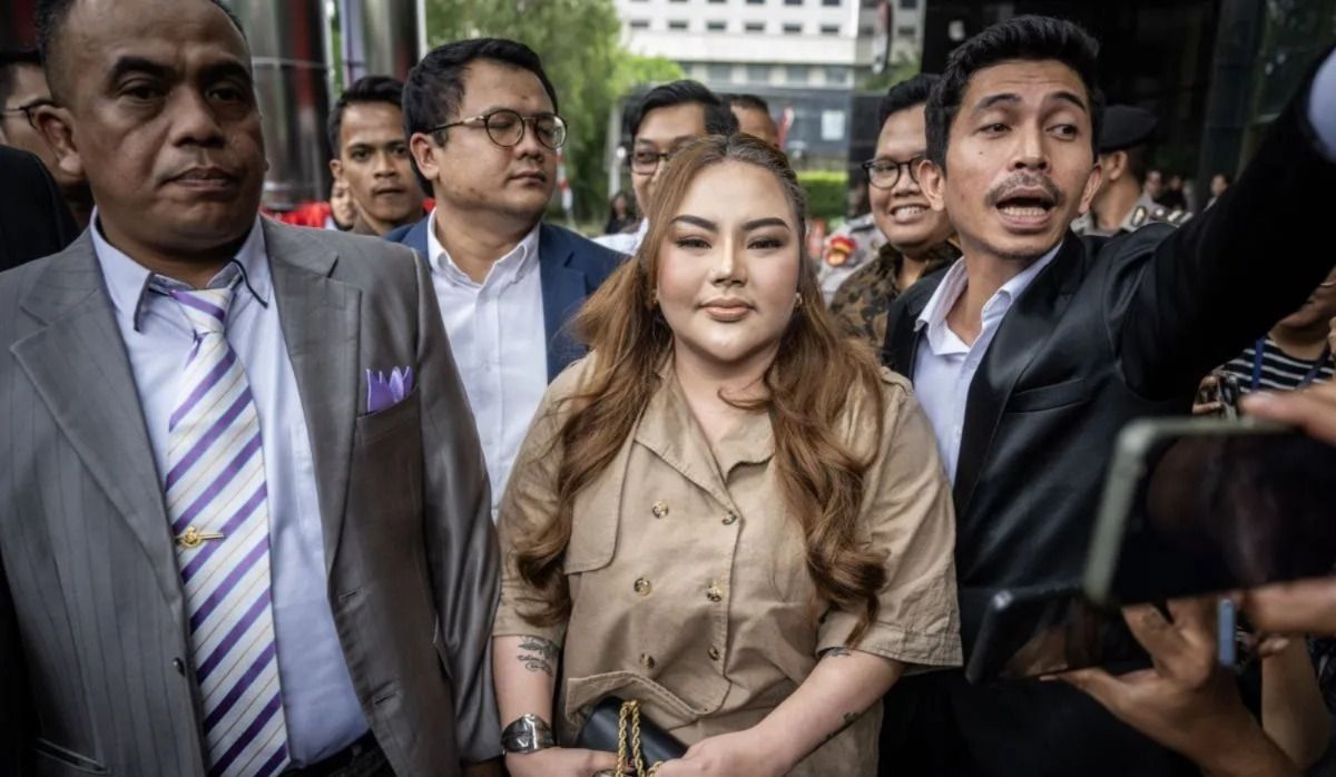 Arsip - Selebgram Lisa Mariana Presley Zulkandar (tengah) didampingi kuasa hukum tiba untuk menjalani pemeriksaan sebagai saksi di Gedung Merah Putih KPK, Jakarta, Jumat, 22 Agustus 2025. Lisa Mariana diperiksa sebagai saksi dalam kasus dugaan korups <b>(Antara)</b>