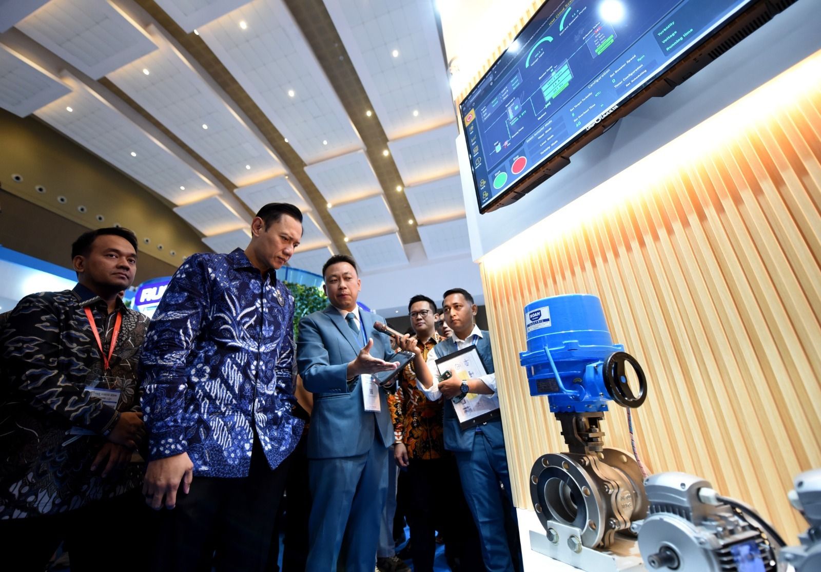 Menko AHY melihat-lihat produk yang dijual pada pameran ini. 