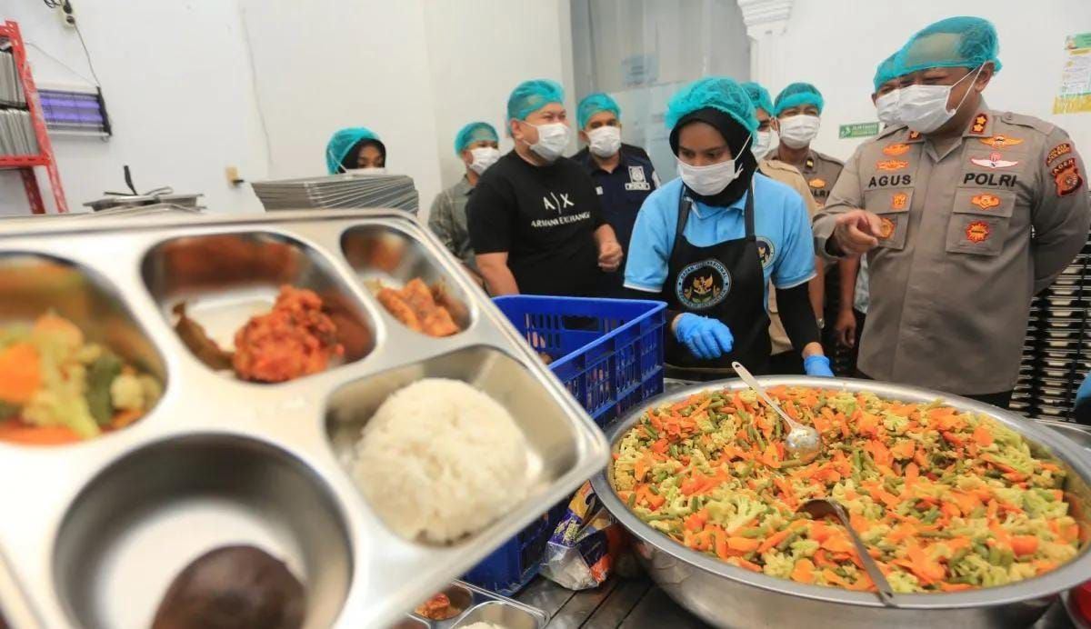 Arsip - Kapolres Aceh Barat AKBP Agus Sulistianto (kanan) melihat proses makanan Program Makan Bergizi Gratis (MBG) di salah satu dapur Satuan Pelayanan Pemenuhan Gizi (SPPG) milik Polres Aceh Barat, Aceh, Kamis (6/8/2026). Badan Gizi Nasional (BGN)  <b>(Antara)</b>