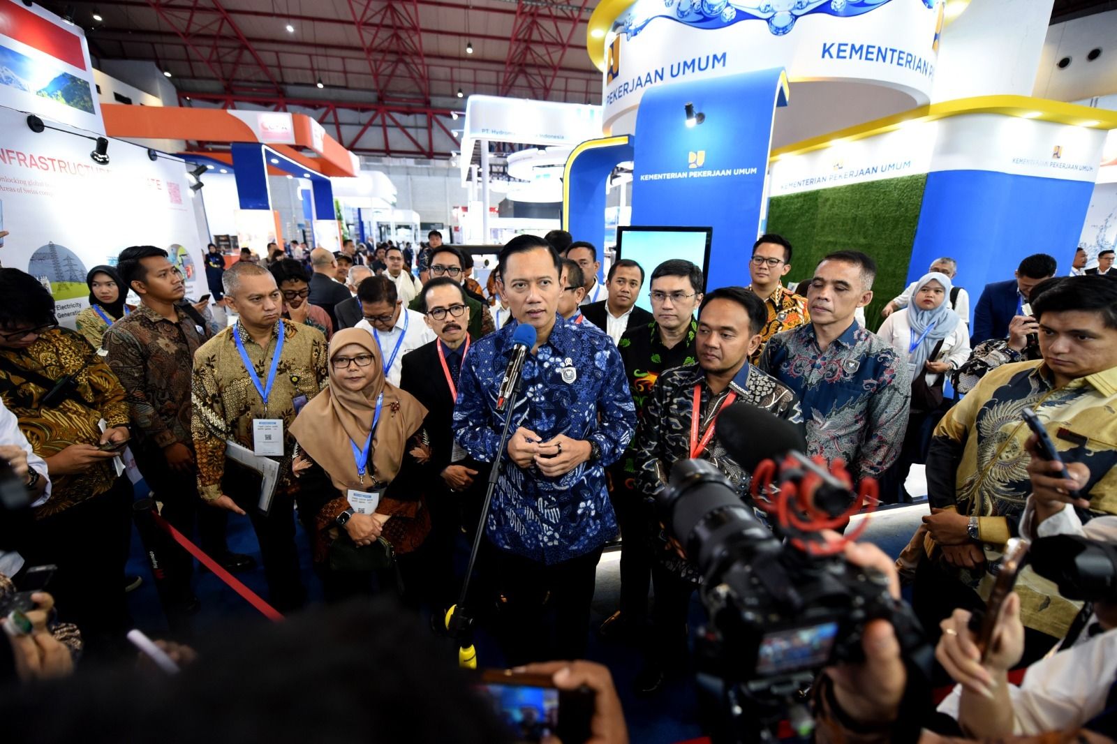 Menko AHY saat memberikan penjelasan ke wartawan. 