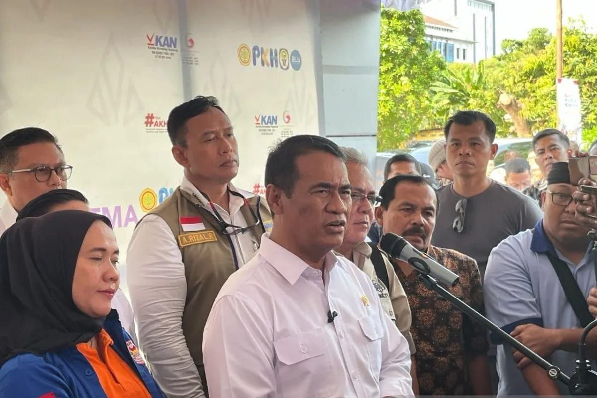 Menteri Pertanian (Mentan) RI Amran Sulaiman memberikan keterangan usai Rapat Pengunggasan Nasional di Pusat Veteriner Farma (Pusvetma) Surabaya, Jawa Timur <b>(Antara)</b>