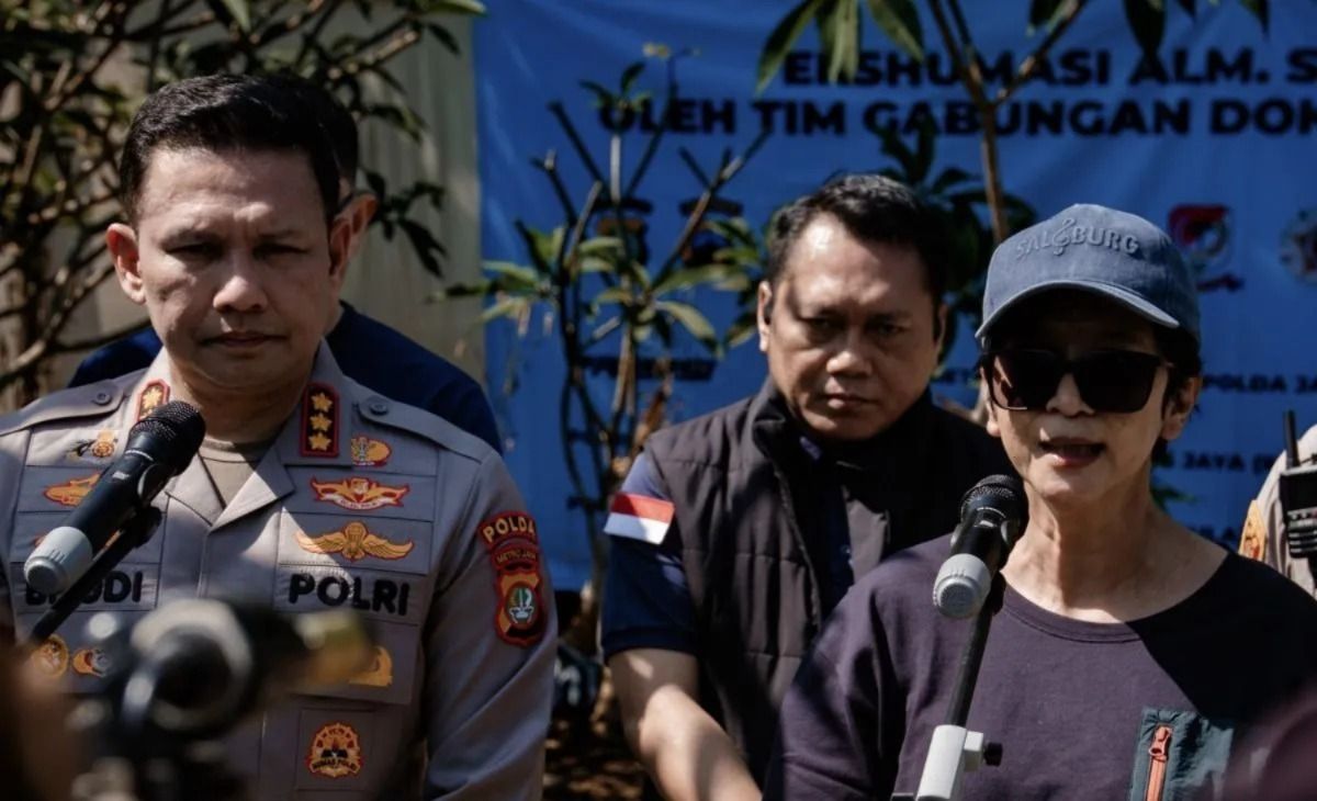 Ketua Perhimpunan Dokter Forensik dan Medikolegal Indonesia (PDFMI) Brigjen Pol. Dr. dr. Sumy Hastry Purwanti (kanan) didampingi Kabid Humas Polda Metro Jaya Kombes Pol Budi Hermanto di lokasi ekshumasi di Kabupaten Banyumas, Jawa Tengah, Rabu, 12 Ag <b>(Antara)</b>