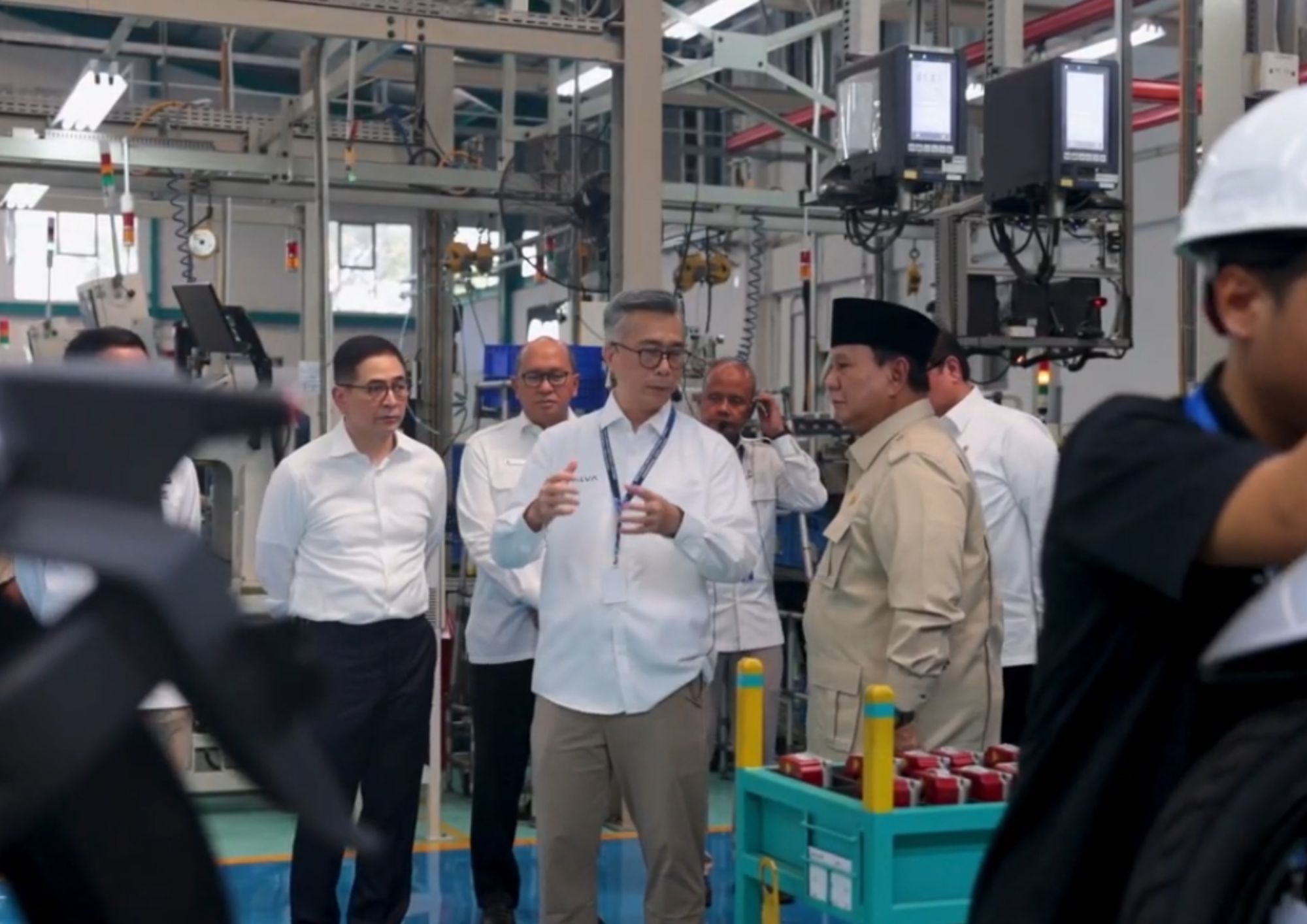 Presiden RI Prabowo Subianto meninjau fasilitas pendukung kendaraan listrik saat peluncuran Motor Listrik Nasional (MOLINAS) di Cikarang, Kabupaten Bekasi, Jawa Barat, Kamis (13/8/2026).