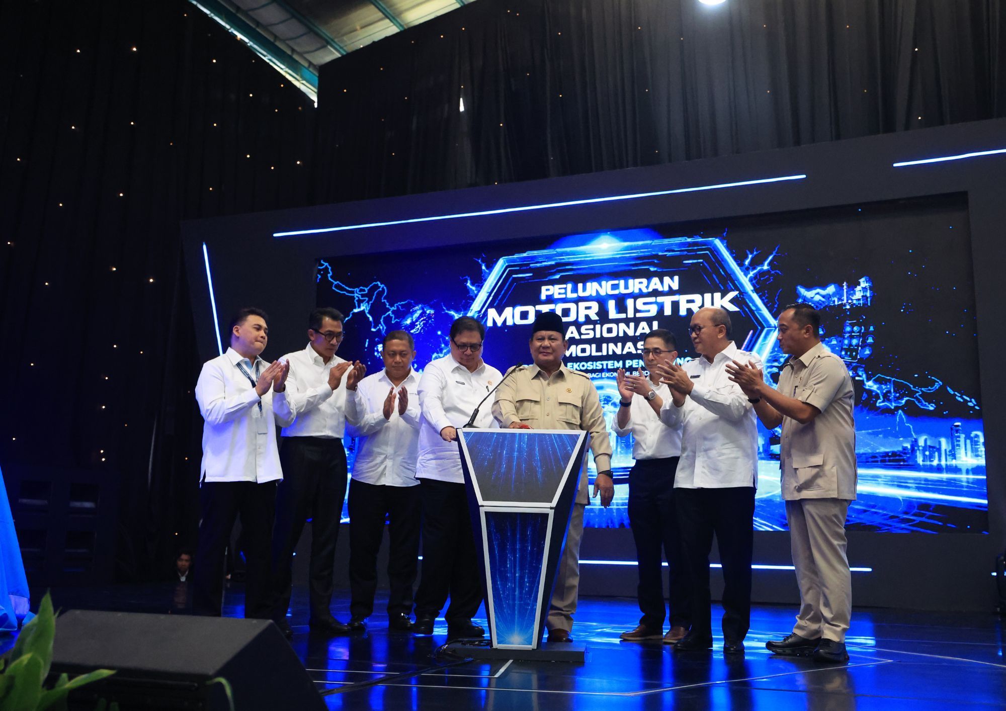 Presiden RI  bersama sejumlah pihak saat peluncuran Motor Listrik Nasional (MOLINAS) di Cikarang, Kabupaten Bekasi, Jawa Barat, Kamis (13/8/2026).