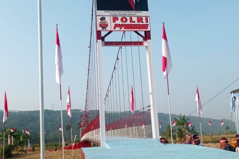 Jembatan gantung merah putih presisi di Kecamatan Bayah Kabupaten Lebak diresmikan Kapolri Jenderal Listyo Sigit Prabowo.  <b>(ANTARA/Mansyur)</b>
